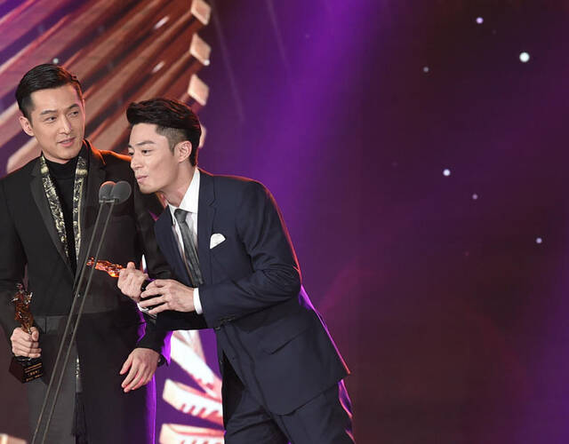 品质盛典"胡霍cp"再同框 帅气领奖"秀恩爱"