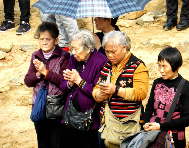 2016年3月6日,广西梧州市,西江岸边,每逢中国农历初一,十五或者星期六