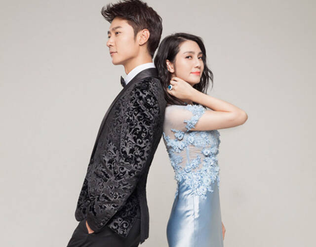 张丹峰洪欣拍夫妻档写真 相爱11年甜蜜依旧