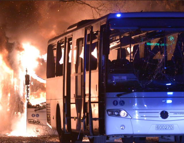 图为公交车燃烧画面.