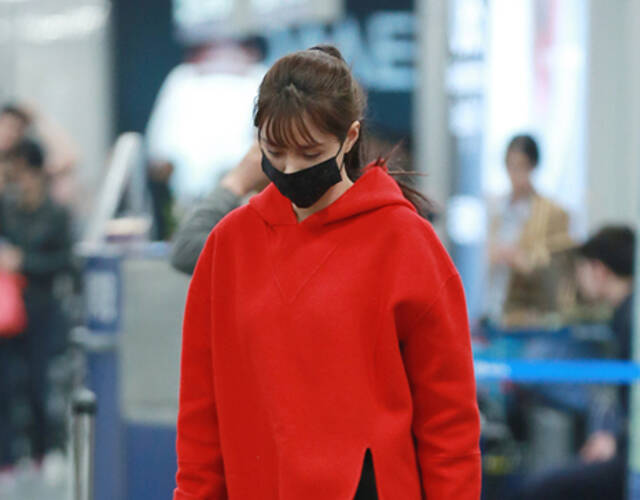 女主播沈梦辰红衣现身机场 面戴口罩一路疾行