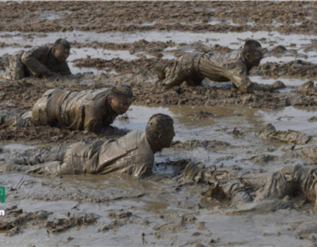 当天,特战队员在泥潭中进行极限体能,擒拿格斗等10多个课目的训练