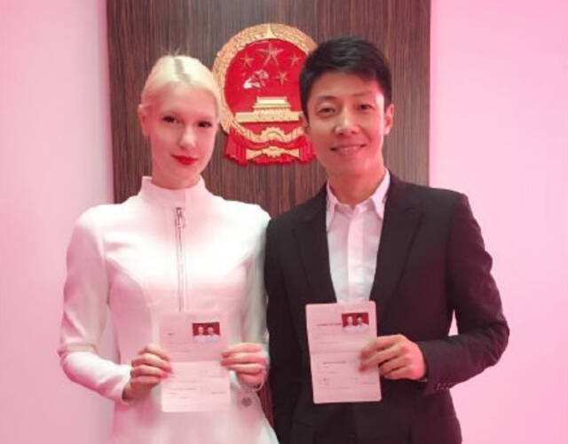 2016年3月28日,网上传出撒贝宁和lisa领取结婚证时在民政局所拍摄的