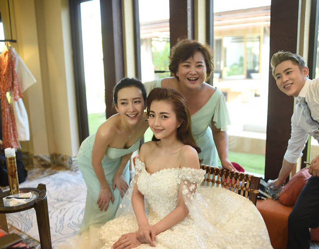 3月30日,包贝尔,包文婧夫妇将在巴厘岛举行婚礼,有网友微博晒出婚礼前