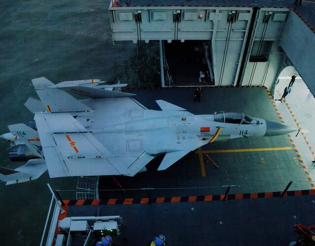 辽宁舰新训练照曝光 升降机略小搭载歼15令人揪心