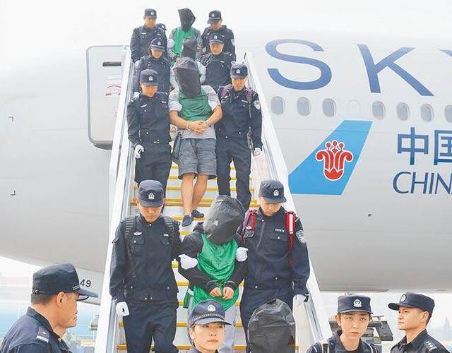 国台办发言人安峰山本周三透露,近年来,每年有上百亿元人民币的电信