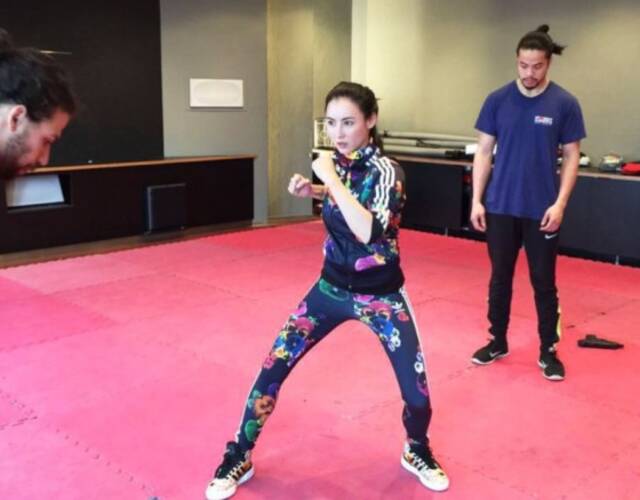 张柏芝德国超市推车买菜 街头玩滑板春光无限