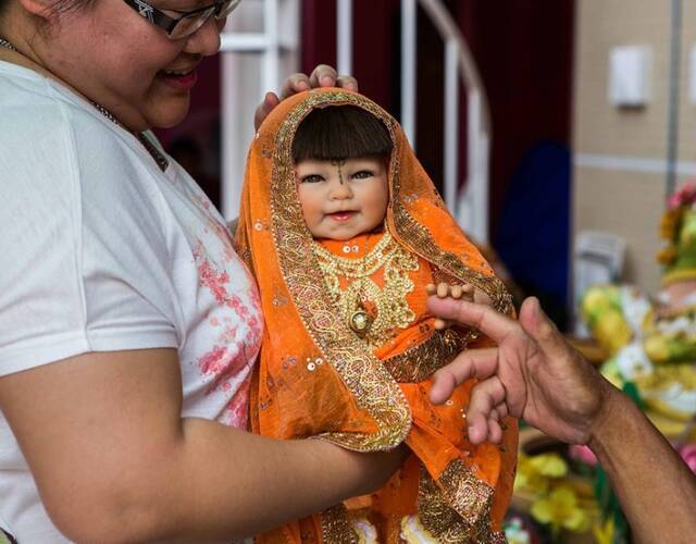 泰国流行收养"神仙娃娃" 祈求带来财富好运