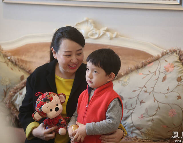 关凌生二胎 儿子"姬关枪"看望小妹妹