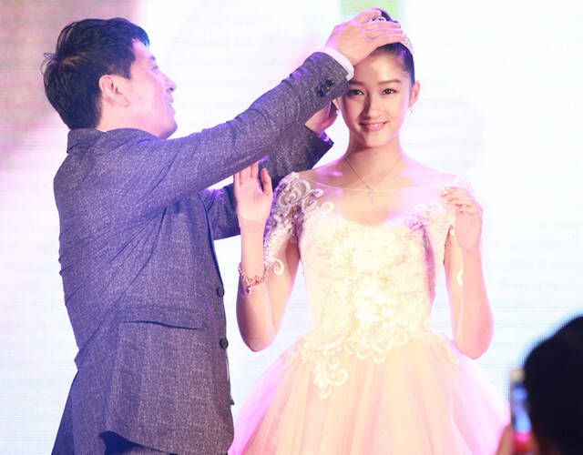 关晓彤父亲为她戴皇冠.