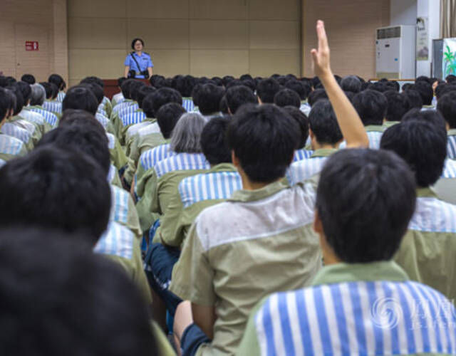 监狱警察:一对夫妻的32小时