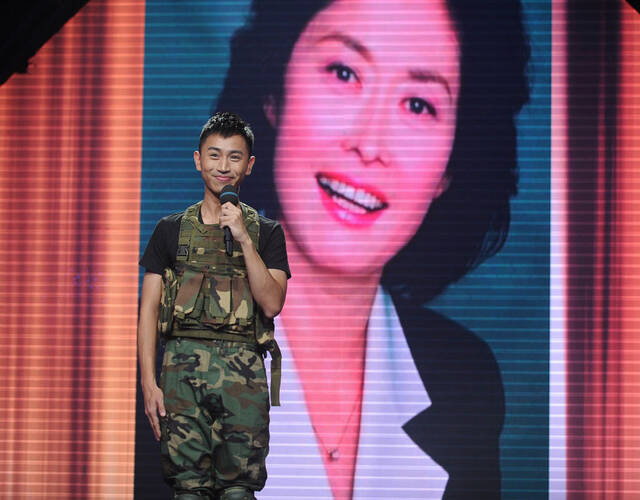 杨潇首度登台,就扮演了一位英勇的武警战士,而在录制现场,杨潇也坦言