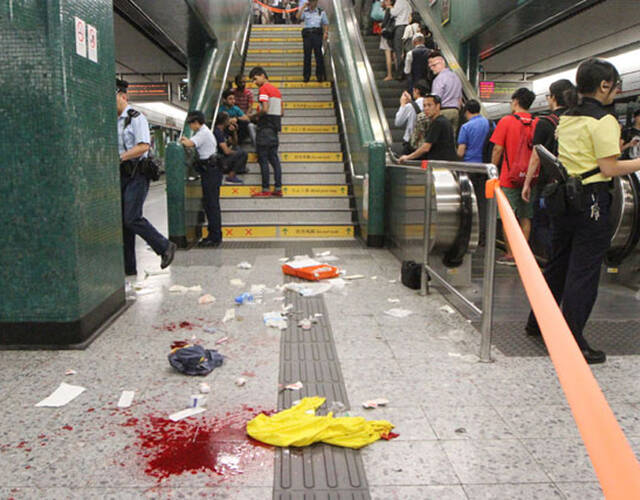 当时是有数名刀手在在站台持刀追砍另一帮男子.