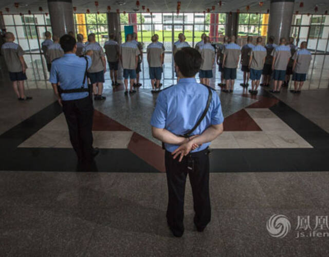 所謂無冊點名,即民警在沒有服刑人員名冊的情況下,僅看服刑人員的後背