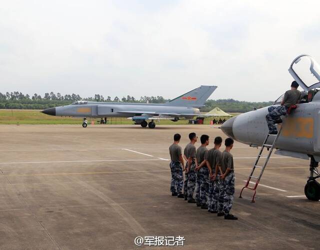 9月17日,粤西某机场,广空航空兵某师两型战机依次滑向起飞线,连续多