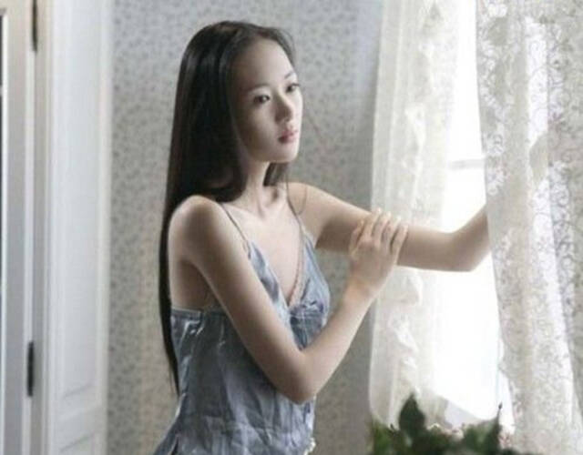 童谣男人装性感写真.