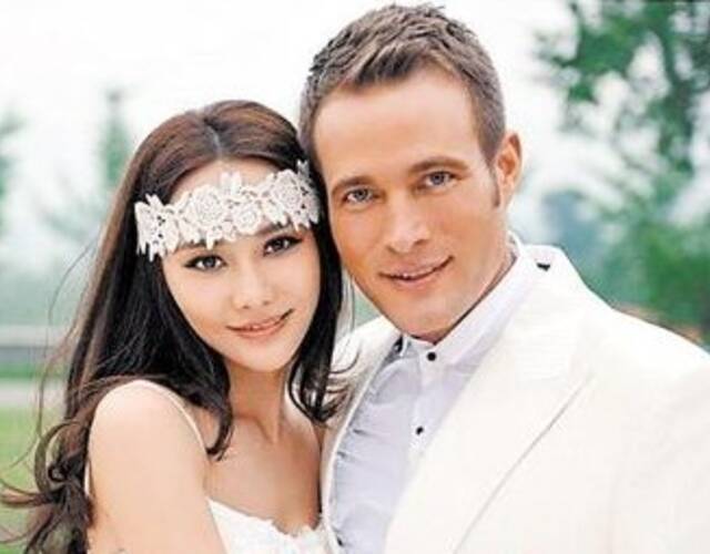 2010年6月27日于马雅舒与罗伯特在马雅舒的家乡昆明结婚.