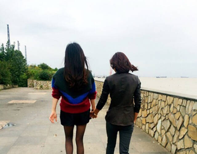 刘涛蒋欣姐妹牵手而行.