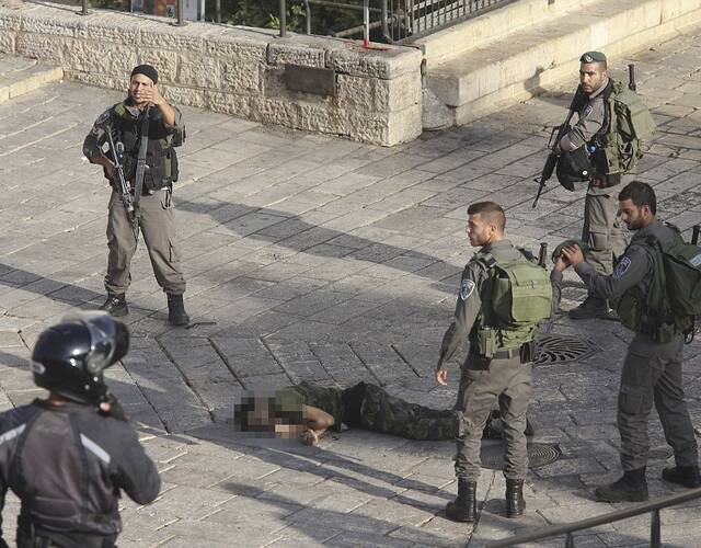 画面记录持刀男子被以色列军警击毙全程