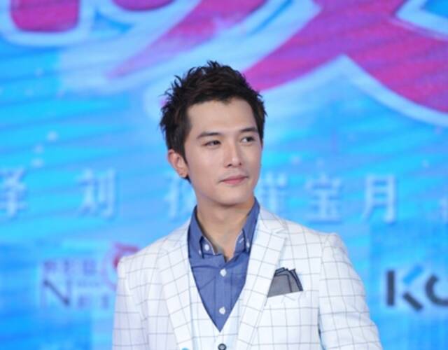 《浪漫天降》首映 邱泽自曝与唐嫣分手后仍单身