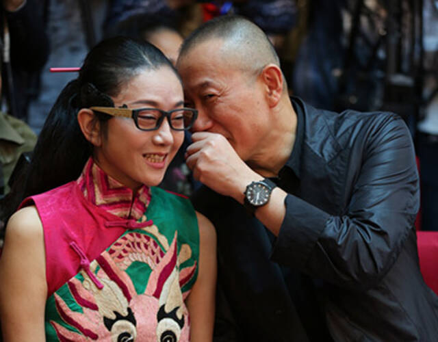 56岁杨丽萍着炫彩龙袍惊艳现身 与谭盾贴耳热聊