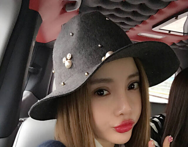 李小璐出行路上自拍 果冻色红唇对镜玩亲亲(图)