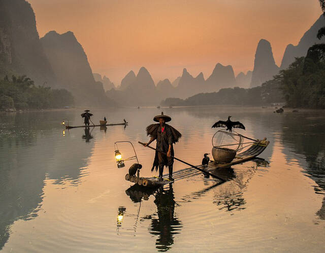 中国广西桂林,漓江上的渔夫——摄影师eng loe djatinegoro