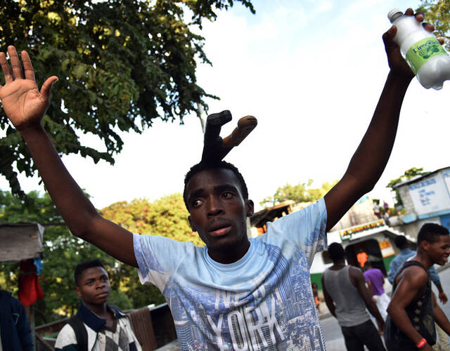 图为一名男子头顶着砍刀.