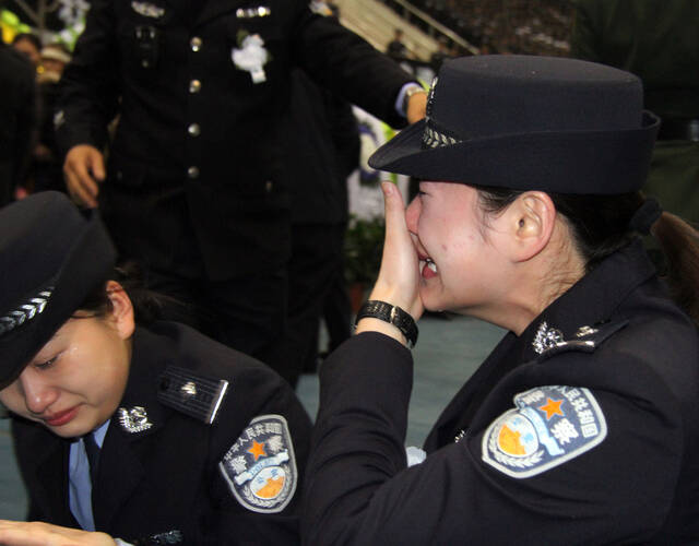 追悼会女警察哭了图片