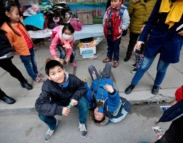 旁边卖玩具的大娘边收摊边说:"这孩儿咋恁不听话哩.