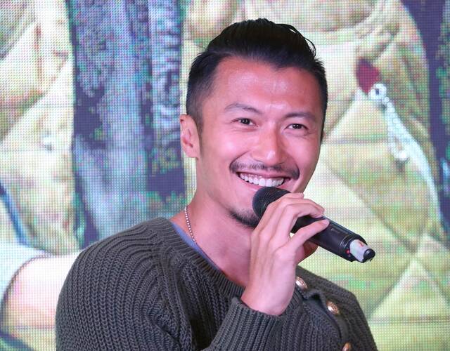 谢霆锋扎小辫出席活动 获女粉丝熊抱开心露笑