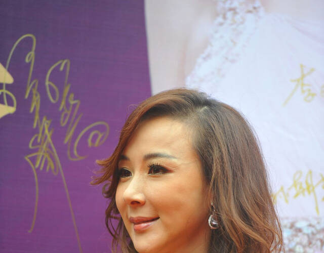 47岁萧蔷化浓妆捞金脸部僵硬