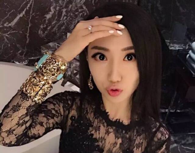 而李帅妻子周伊凡,在社交媒体上晒出美照.