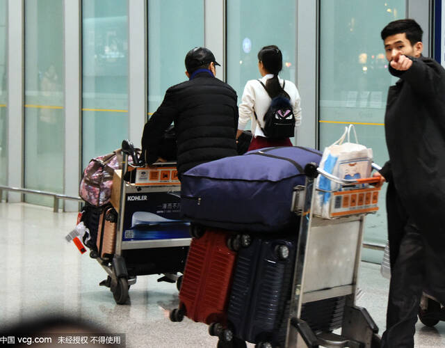 张艺谋身后的助理警觉地环顾四周,见有拍照怒指镜头.