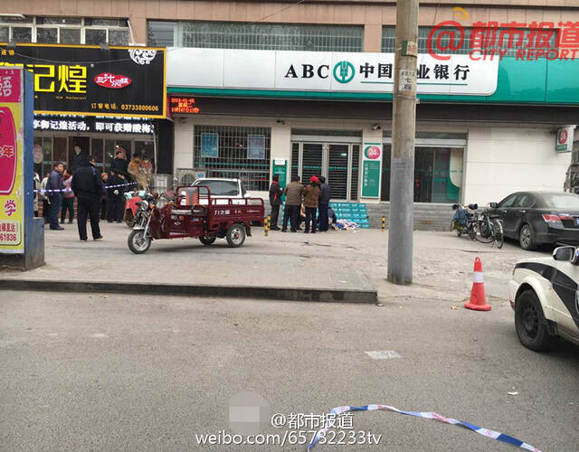 河南：男子在银行门口上吊自杀
