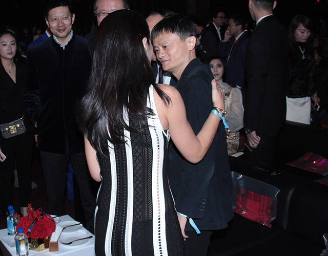 马云黑西装亮相活动 与邻座苏芒亲密热聊