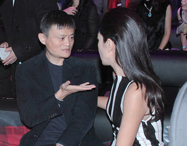 马云黑西装亮相活动 与邻座苏芒亲密热聊