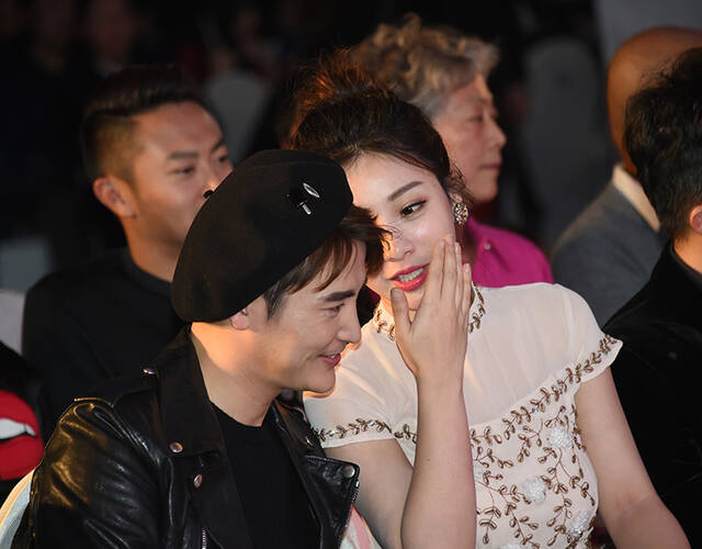 柳岩与身旁的孙坚热聊.