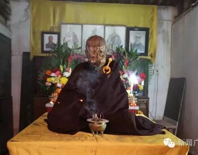 老和尚坐缸3年肉身不腐 开缸塑金身