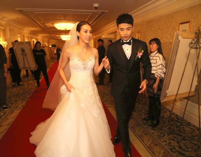 歌手弦子嫁"快男"李茂 江铠同蒋梦婕当伴娘