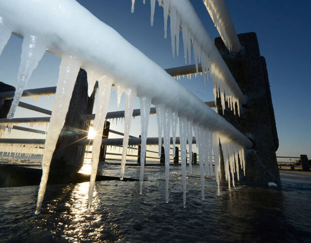 山东省日照市灯塔风景区,遇到多年罕见寒潮袭击,日照海边出现冰凌景观