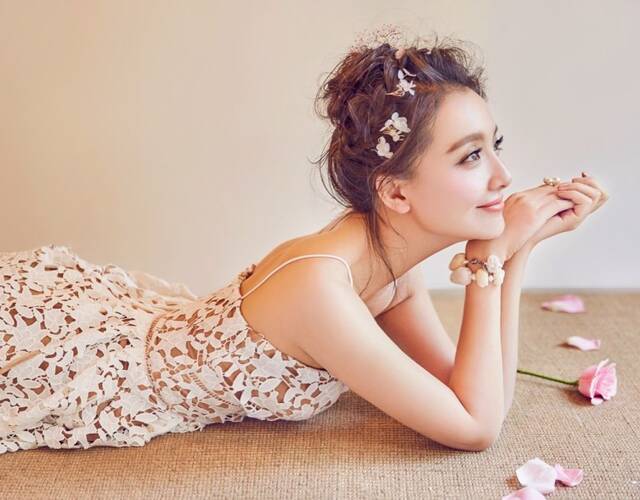 日前,"槿汐姑姑"孙茜曝光了一组唯美写真.