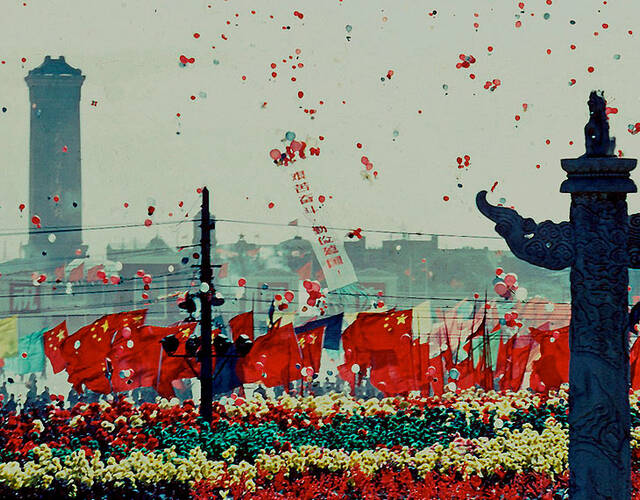 1957国庆天安门广场上放飞的气球