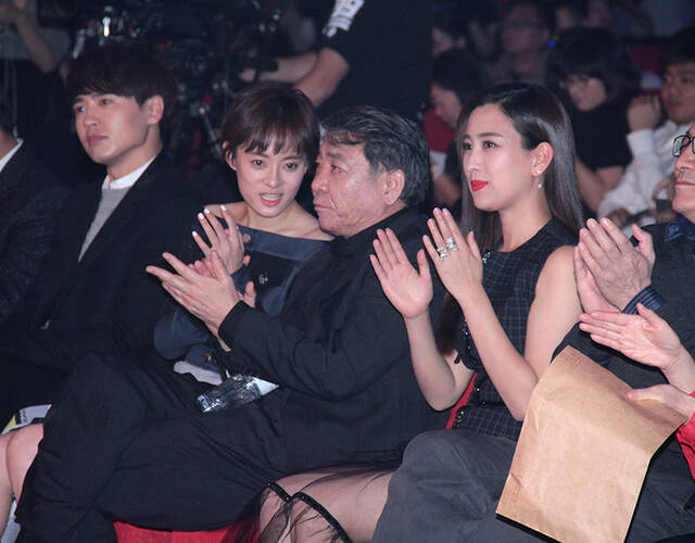 孙俪与郑晓龙台下热聊 "娘娘"秒变表情包