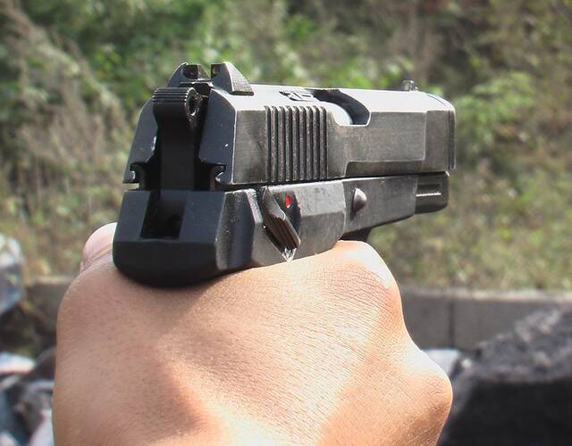 该枪适合中国军人手型,握持起来非常舒适(图:达阳码)
