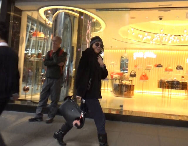 刘嘉玲香港逛街.