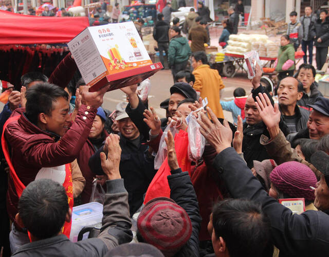 湖南邵阳,乡村年货集市上,村民们在抢购年货.
