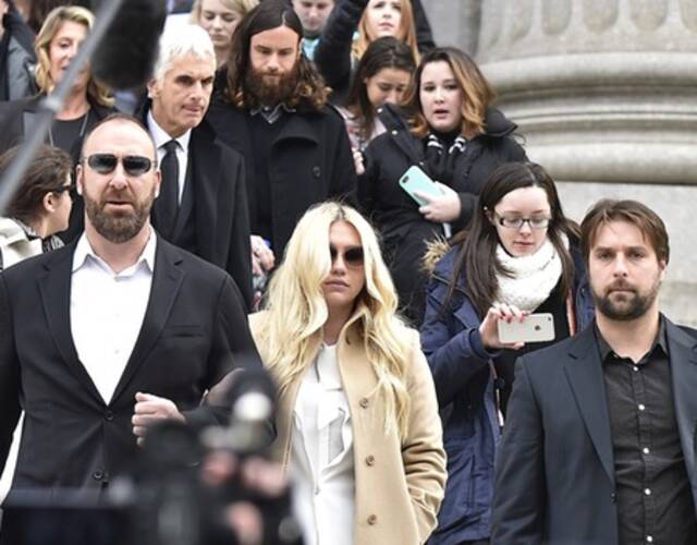 恶女凯莎的遭遇引来许多关注,有网友发起解放凯莎(free kesha)的声援