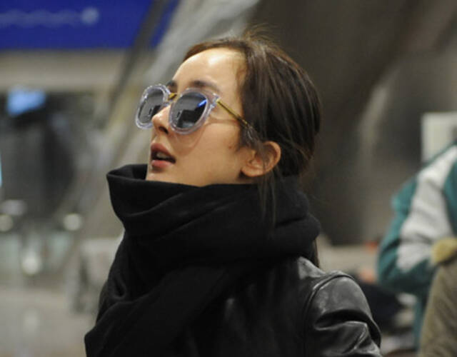 杨幂穿休闲装现身机场 遇拍照挥手打招呼