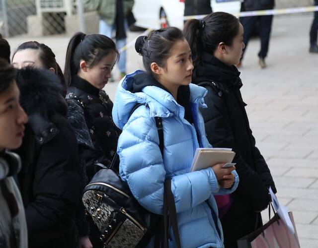 关晓彤素颜参加北电复试 清纯可人遭围观合影